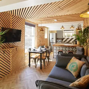 Boho Chic Apartment, - Artists Corner Apartment Brighton