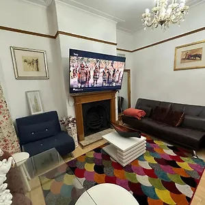 4 Double Bed Family 15 Mins From Central Ldn Apartment London